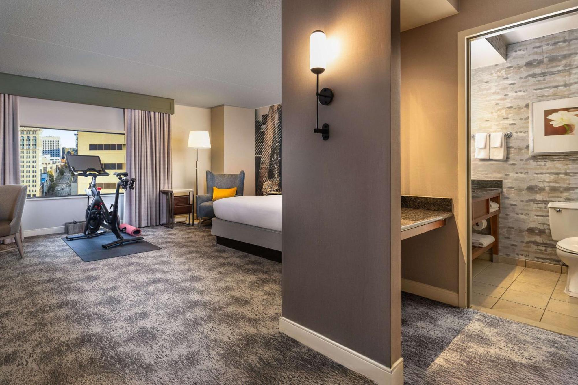 Hilton Lexington Downtown Hotel Bagian luar foto